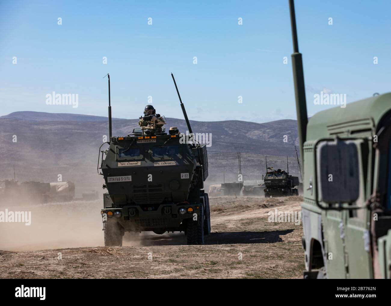 Soldaten einer Battery, 5th Battalion, 3rd Field Artillery Regiment, 17th Field Artillery Brigade, fahren ein High Mobility Artillery Rocket System (HIMARS) in ihre Schussposition, während sie am 11. März 2020 Feuereinsätze über die Funkfrequenz im Yakima Training Center (YTC), Washington, erhalten. YTC bot EINER Batterie die Möglichkeit, ihre HIMARS-Platinen während eines aktiven Brandmeldebereichs zu zertifizieren. (USA Armeefoto des Personals Sgt. Kyle Larsen.) Stockfoto