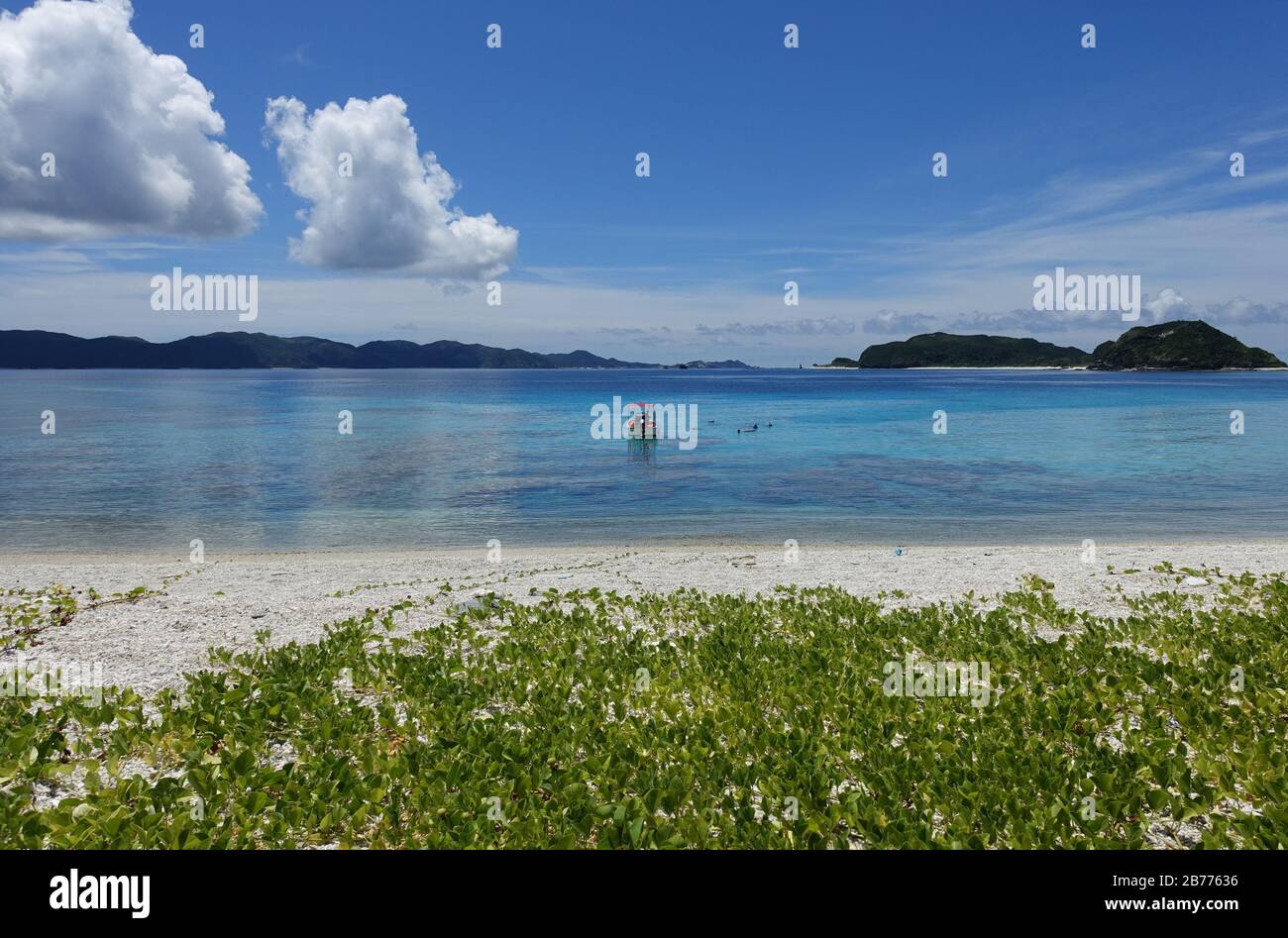 Okinawa Japan - Tokashiki Island Aharen Beach und Tauchstiefel Stockfoto