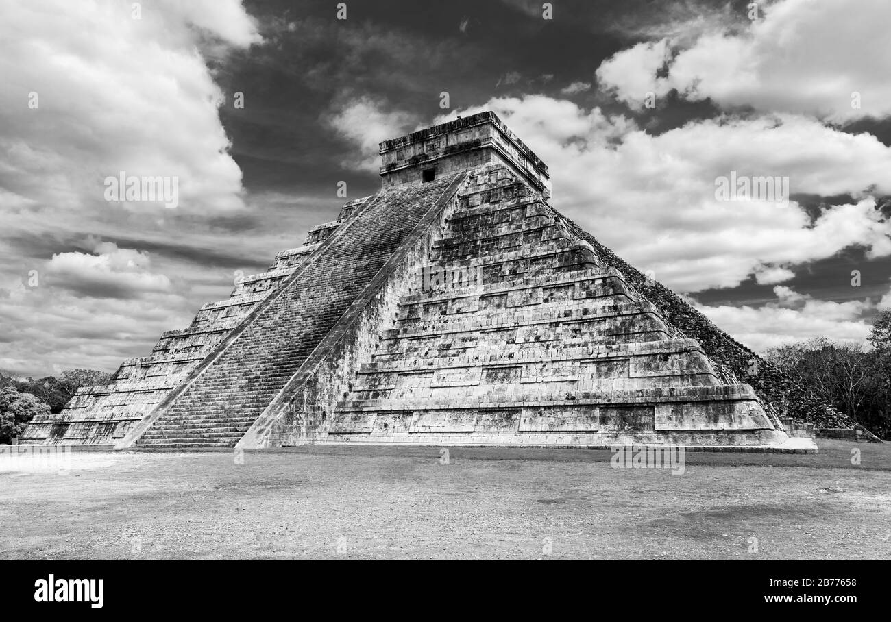 Schwarzweißfotografie der Maya-Stätte Chichen Itza mit der Pyramide von Kukulkan oder El Castillo, in der Nähe von Merida, Yucatan-Halbinsel, Mexiko. Stockfoto