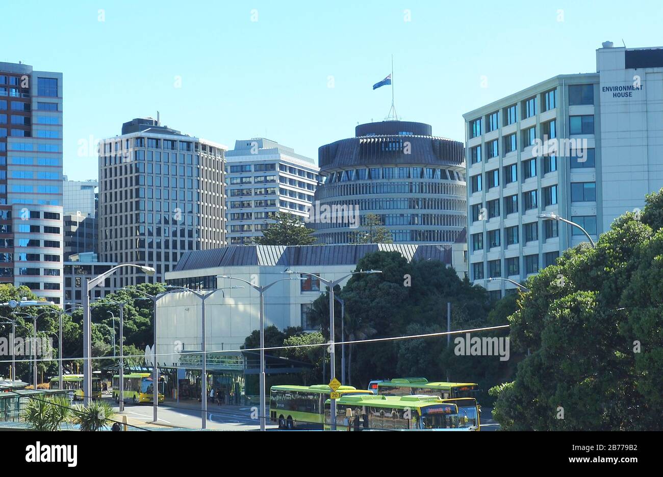 Der Beehive, Neuseelands parlament in Wellington, fliegt am ersten Jahrestag der Christchurch-Moscheeschießung 2019 die Flagge auf halbmast. Stockfoto