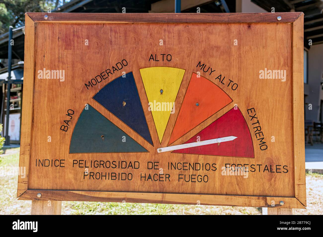 Schild Waldbrandmesser mit der Pfeilmarkierung "extrem" - "Index der Gefährlichkeit von Waldbränden, Feuerverbot" Stockfoto