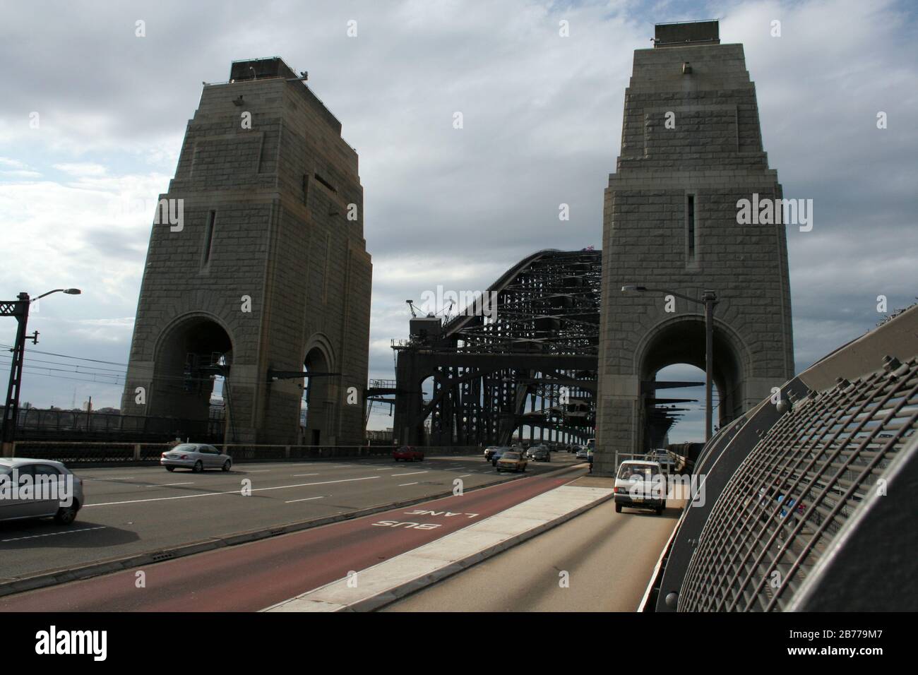 BLICK NÖRDLICH DER SYDNEY HABOUR BRIDGE MIT PYLONEN IM VORDERGRUND. NSW, AUSTRALIEN. Stockfoto