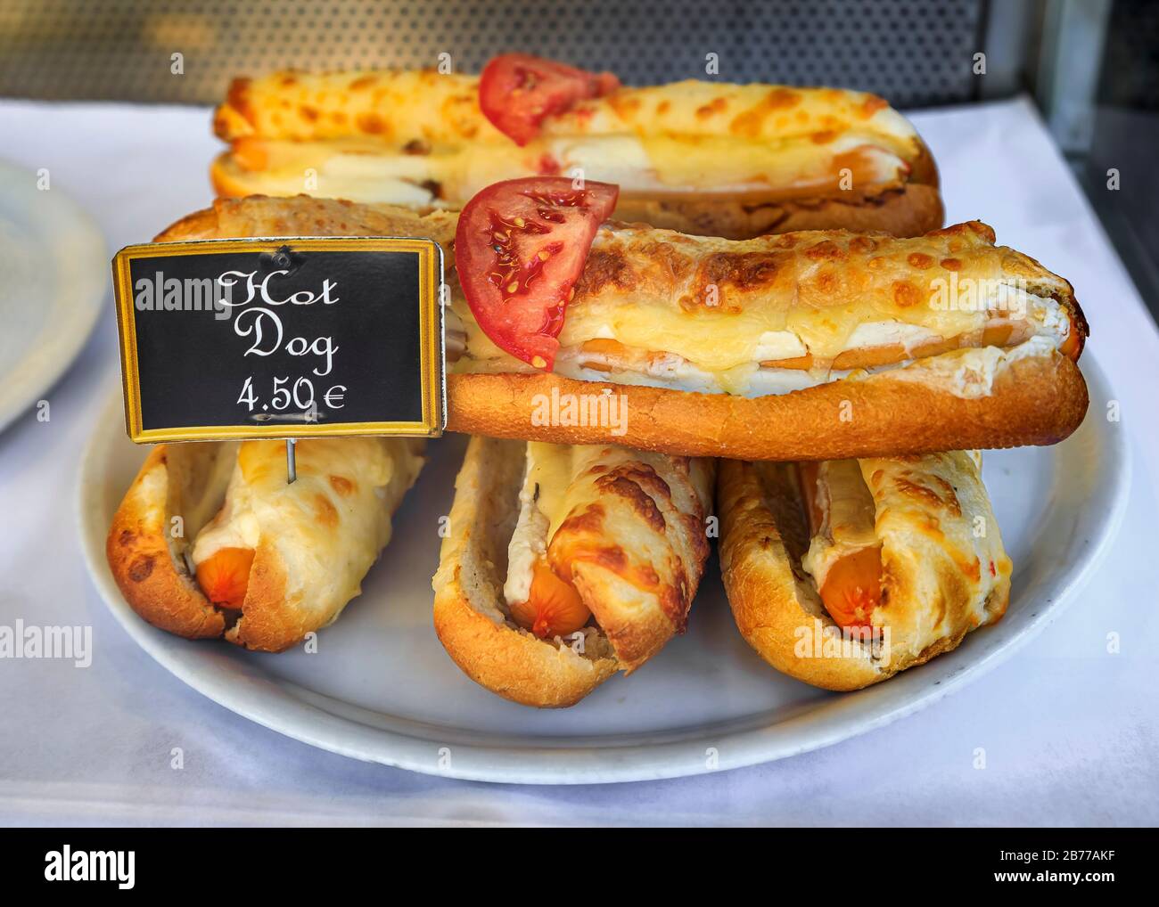 In einem lokalen Sandwich-Shop in Nizza, Frankreich, wird ein Stapel heißer Hundesandwiches in Baguettebrötchen mit geschmolzenem Käse ausgestellt Stockfoto