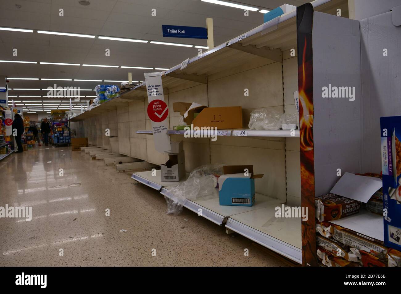 London, Großbritannien. März 2020. Am frühen Samstagmorgen in Tesco, Brent Cross. Die Regale sind leer mit toilettenpapier, vom Vortag wegen der Verbreitung von Coronavirus in Großbritannien, in Panik. Alamy / Nachrichten Stockfoto