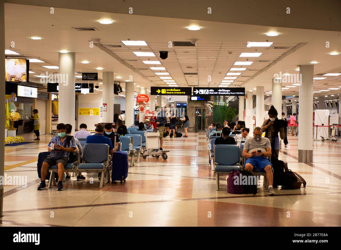 CHIANG Mai, THAILAND - 28. FEBRUAR: Innerhalb des Flughafens Chiangmai und Personen, die beim Check-in durch Coronavirus COVID 19 Ausbruch und PM 2,5 Staub Situation Stockfoto