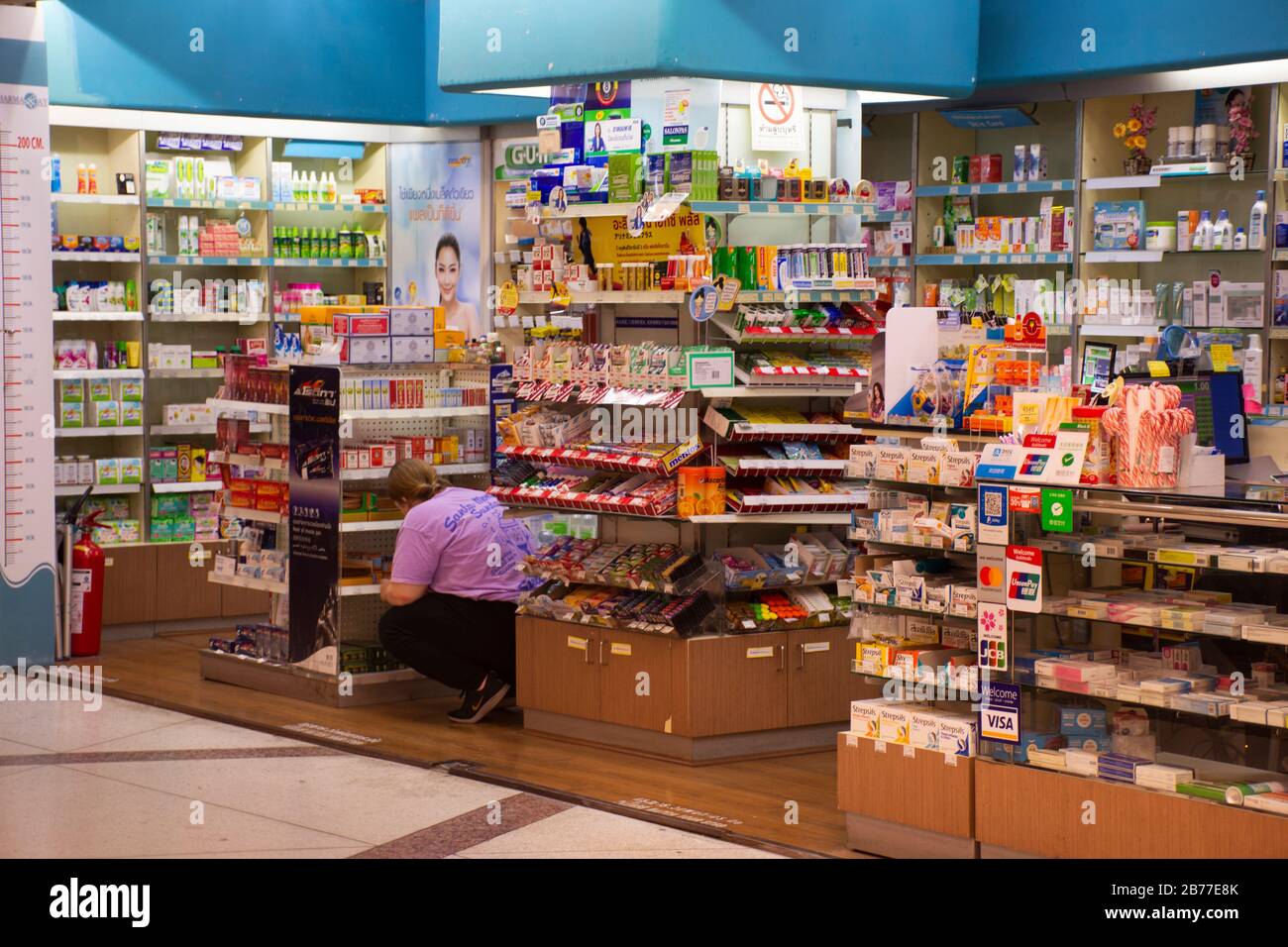 CHIANG Mai, THAILAND - 28. FEBRUAR : Reisende Thailänder und ausländische Passagiere kaufen und aber Produkte und Medikamente in Chiangmai International Air Stockfoto