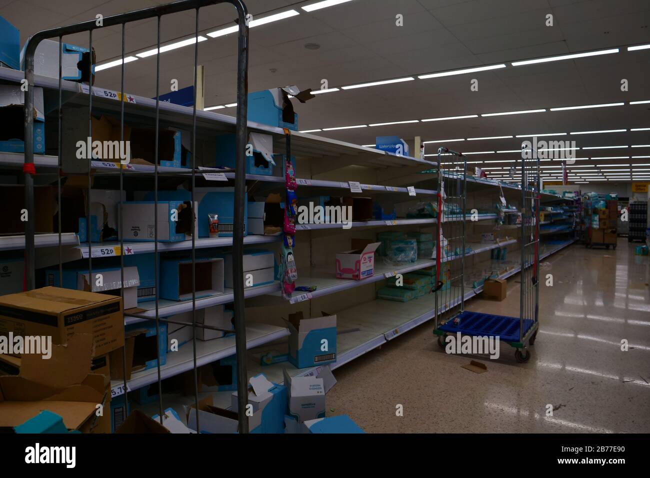 London, Großbritannien. März 2020. Am frühen Samstagmorgen in Tesco, Brent Cross. Die Regale sind leer mit toilettenpapier, vom Vortag wegen der Verbreitung von Coronavirus in Großbritannien, in Panik. Alamy / Nachrichten Stockfoto