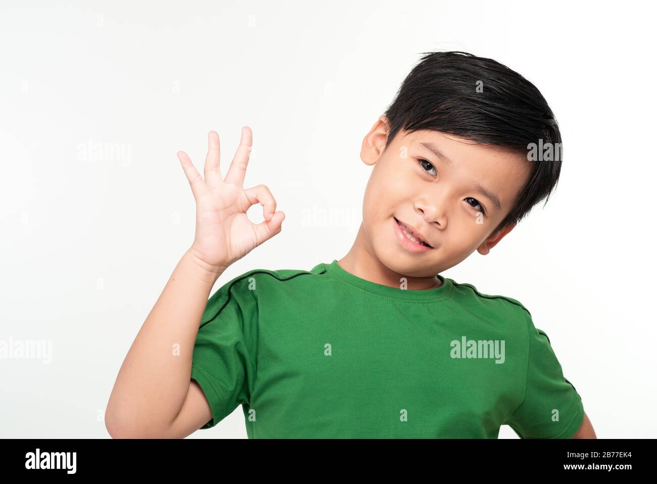 Cute boy Anzeigen ok Zeichen, Lächeln positive, weiß studio Hintergrund Stockfoto