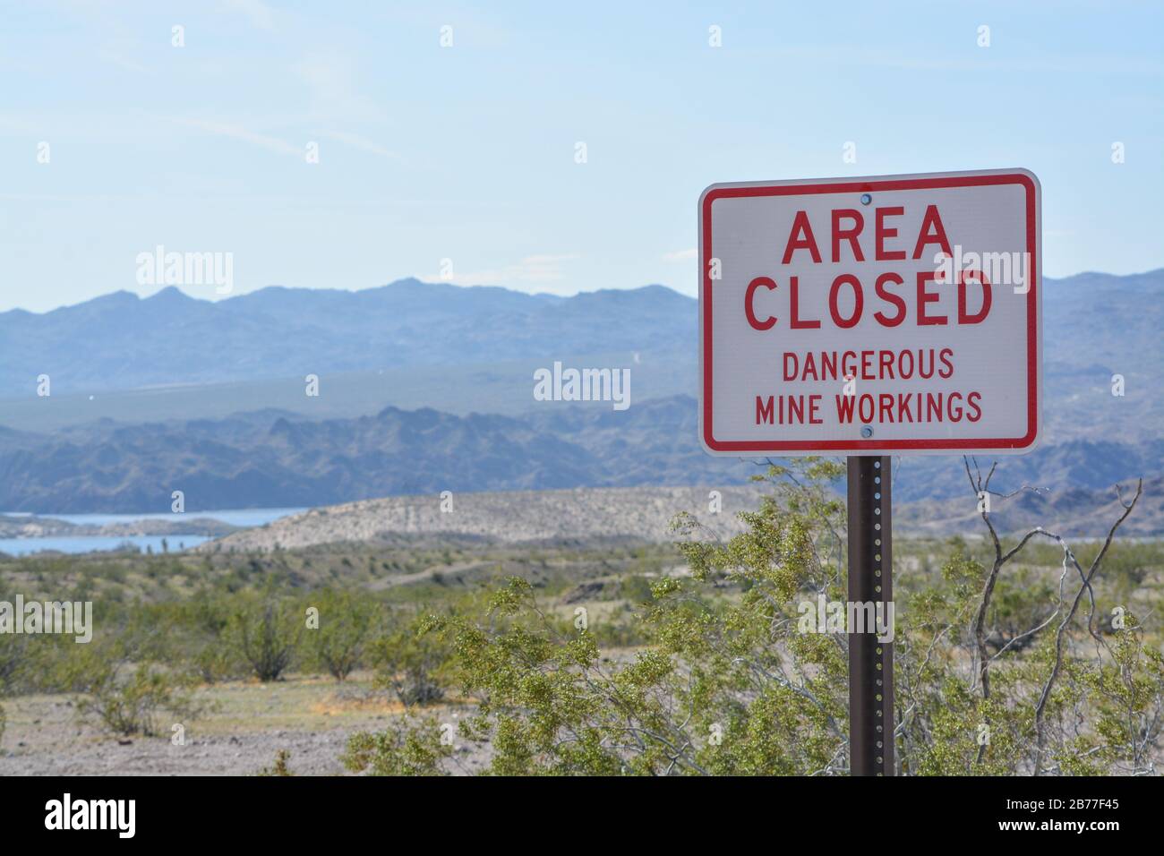 Gebiet geschlossen gefährliche Minenarbeiten Zeichen verlassene Minen in der Lake Mead National Recreation Area. Mohave County, Arizona USA Stockfoto