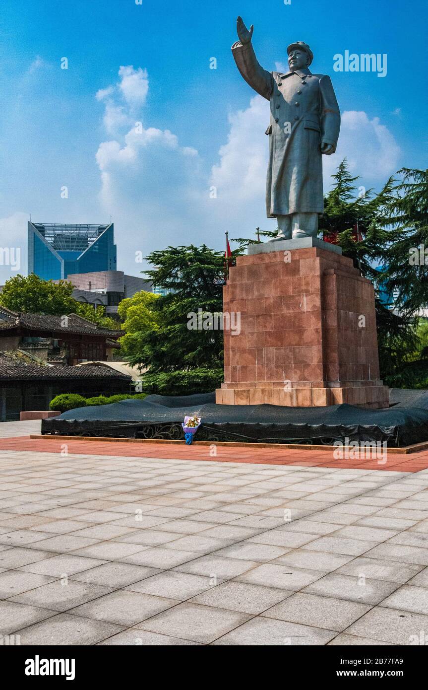 Eine Statue des Vorsitzenden Mao im Zentrum von Changsha in der Nähe des ehemaligen Standorts des CCP Hunan Committee. Stockfoto