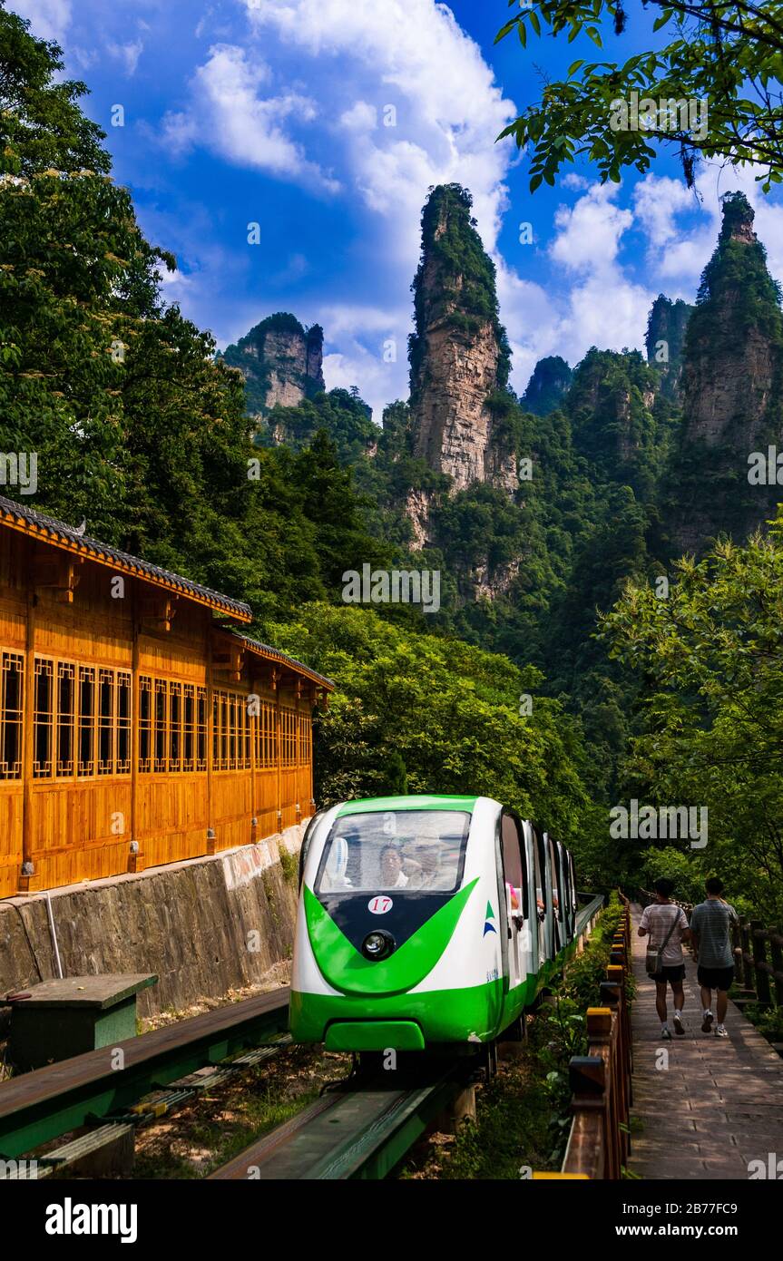 Die Monorail Bahn entlang 10 laufen - Meile Galerie im Landschaftspark Wulingyuan gelegen. Stockfoto