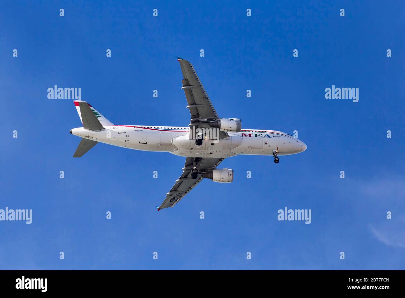 Fiumicino;Italien 17. Dezember 2017: Schönes Flugzeug der Middle East Airlines Modell Airbus A320 bereit zur Landung auf dem internationalen Flughafen Fiumicino Stockfoto