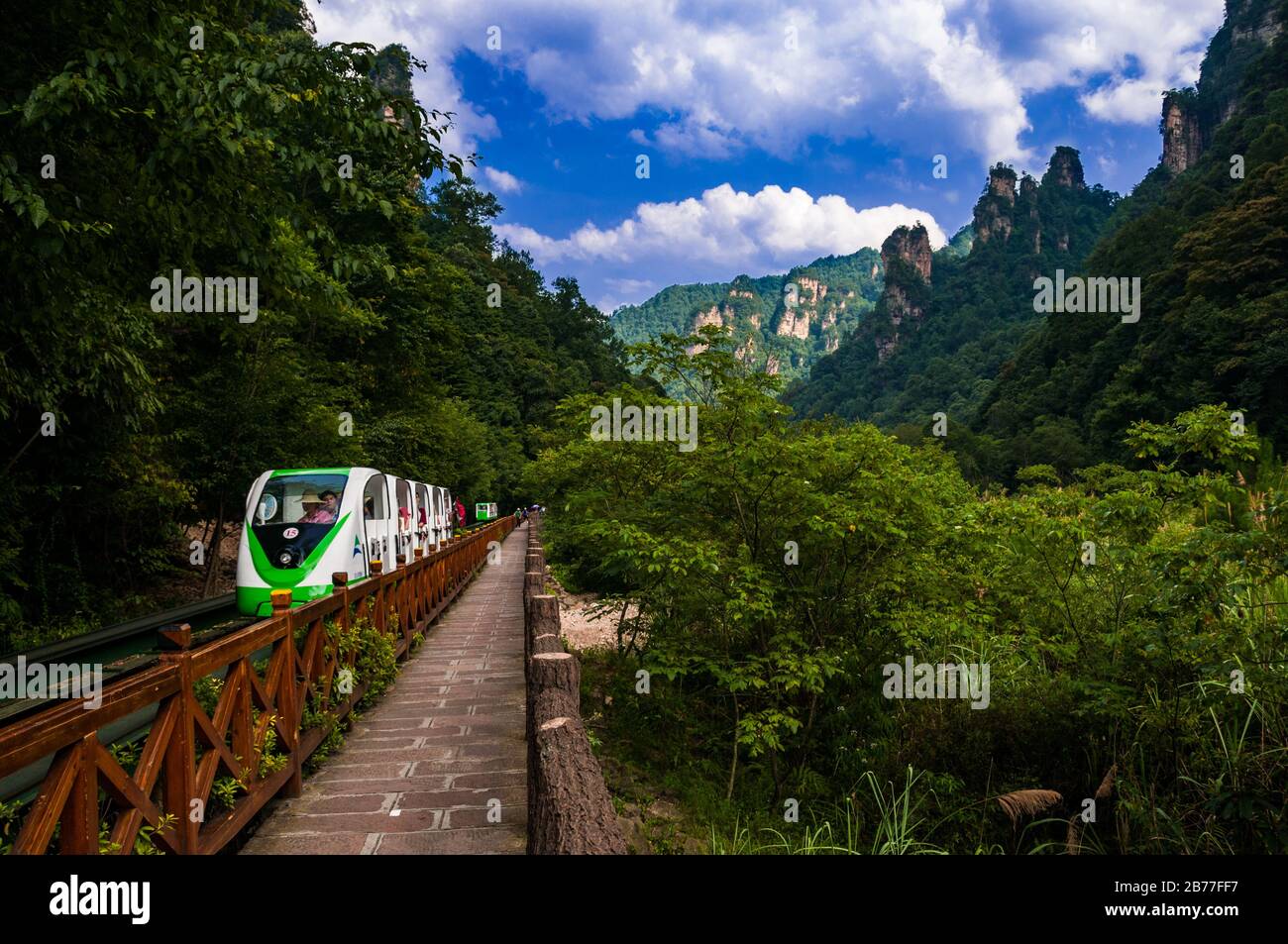 Die Monorail Bahn entlang 10 laufen - Meile Galerie im Landschaftspark Wulingyuan gelegen. Stockfoto
