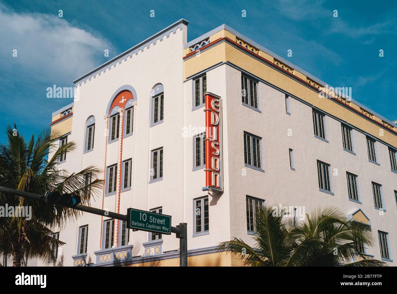 Miami, Florida, Vereinigte Staaten - 7. Juli 2012: Edison Hotel Building im berühmten Art Deco District von South Beach. Von Henry Hohauser im Jahr 1935 ernannt. Stockfoto