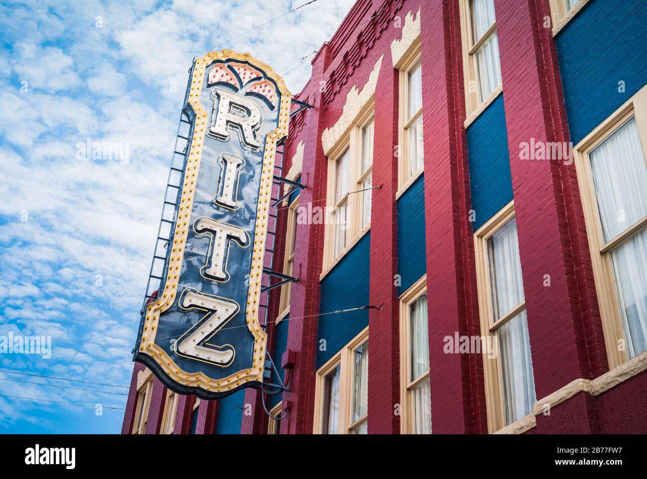 Brunswick, Georgia, Vereinigte Staaten - 18. Juli 2012: Historisches Ritz Theater in Old Town Brunswick an einer roten und blauen Ziegelfassade unterzeichnen. Stockfoto