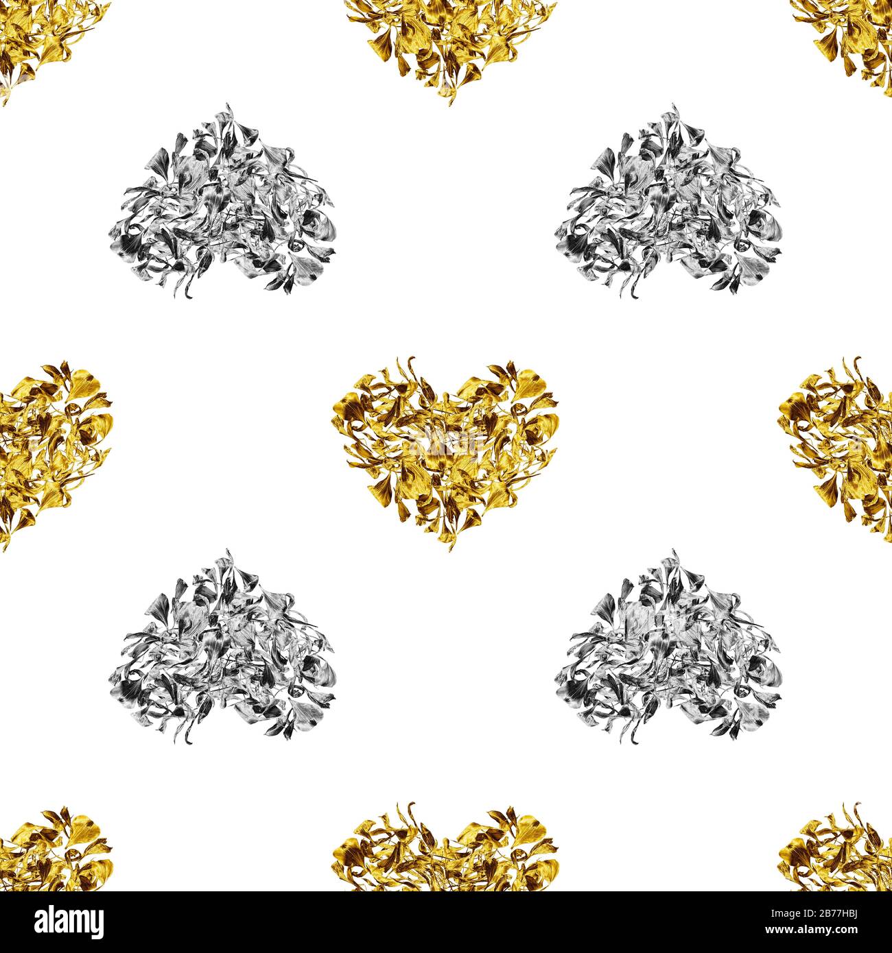 Nahtloses Muster goldene und silberne Herzen aus Blumenblüten isoliert, weißer Hintergrund, glänzende Metallherzform, sich wiederholende Verzierung, Liebesbedruck Stockfoto