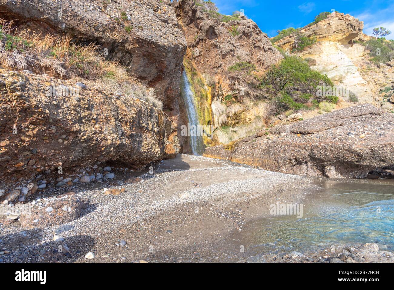 Wundervolle mystische Sandstrände von Giorgaki mit Wasserfall und türkisfarbenem Wasser im Osten der Insel Crete, Griechenland. Stockfoto