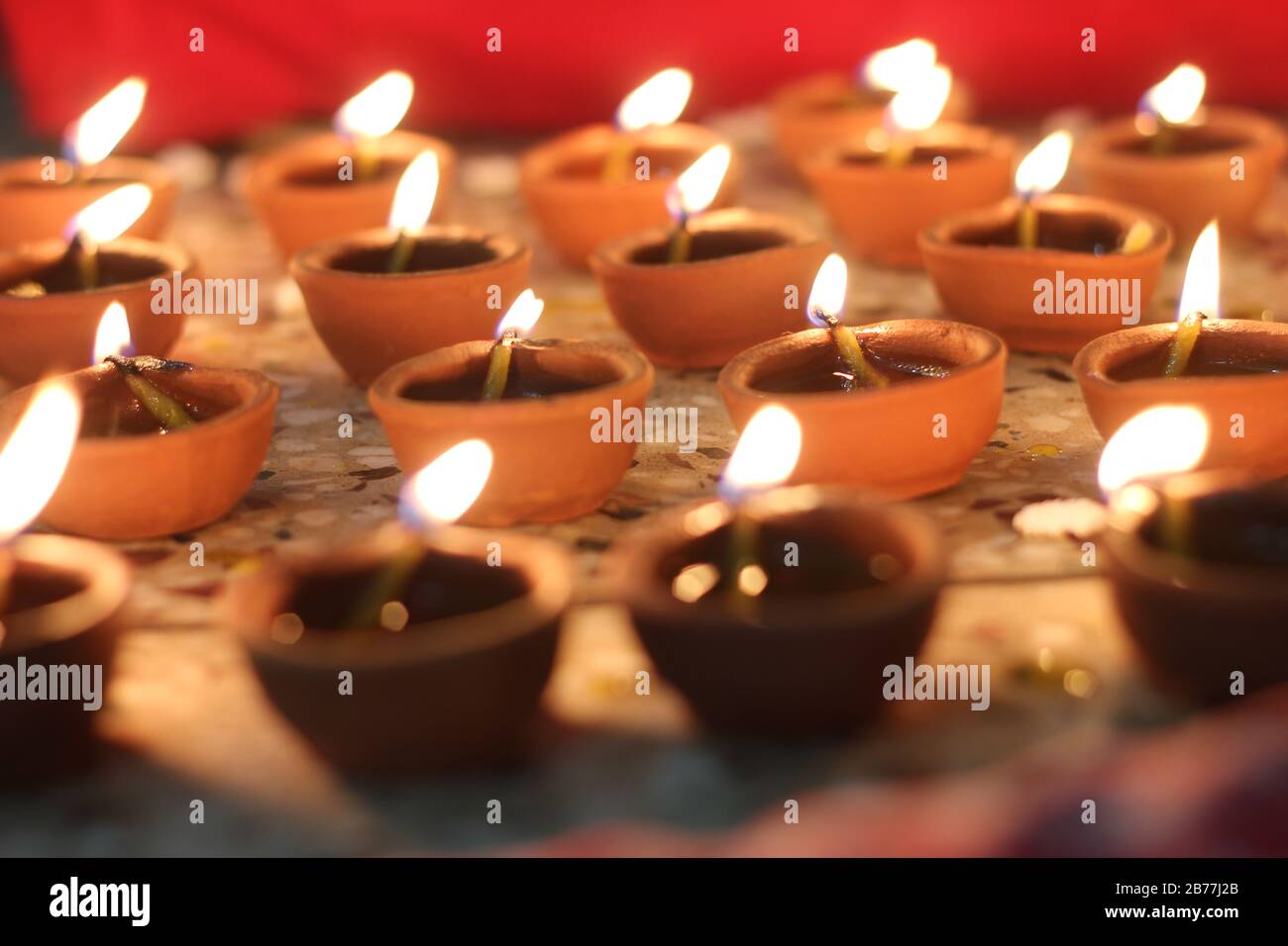 Indisches traditionelles Fest der Öllampe, das die Verbreitung des Lichts und das Ende der Dunkelheit symbolisiert Stockfoto