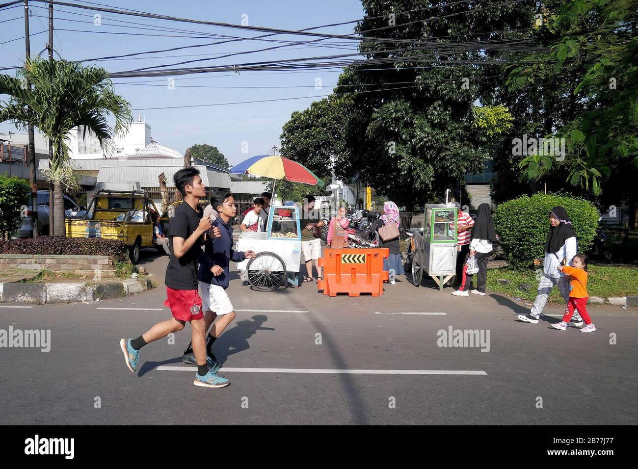Menschen in einem autofreien Tagesevent. Der letzte autofreie Tag in der Stadt Bogor, bevor er von der lokalen Regierung gestoppt wurde, um die Verbreitung von Corona Virus zu verhindern. Stockfoto