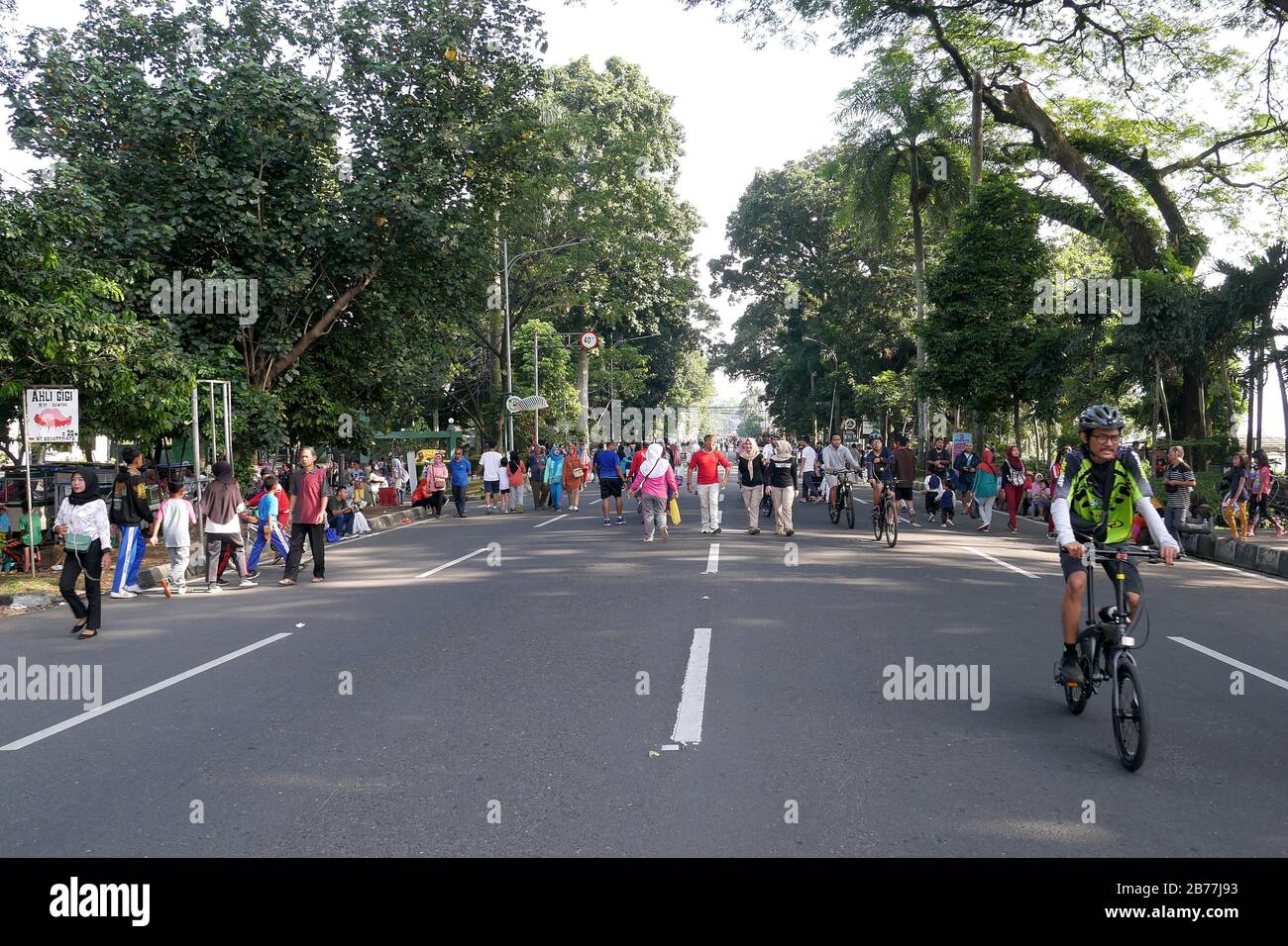 Menschen in einem autofreien Tagesevent. Der letzte autofreie Tag in der Stadt Bogor, bevor er von der lokalen Regierung gestoppt wurde, um die Verbreitung von Corona Virus zu verhindern. Stockfoto