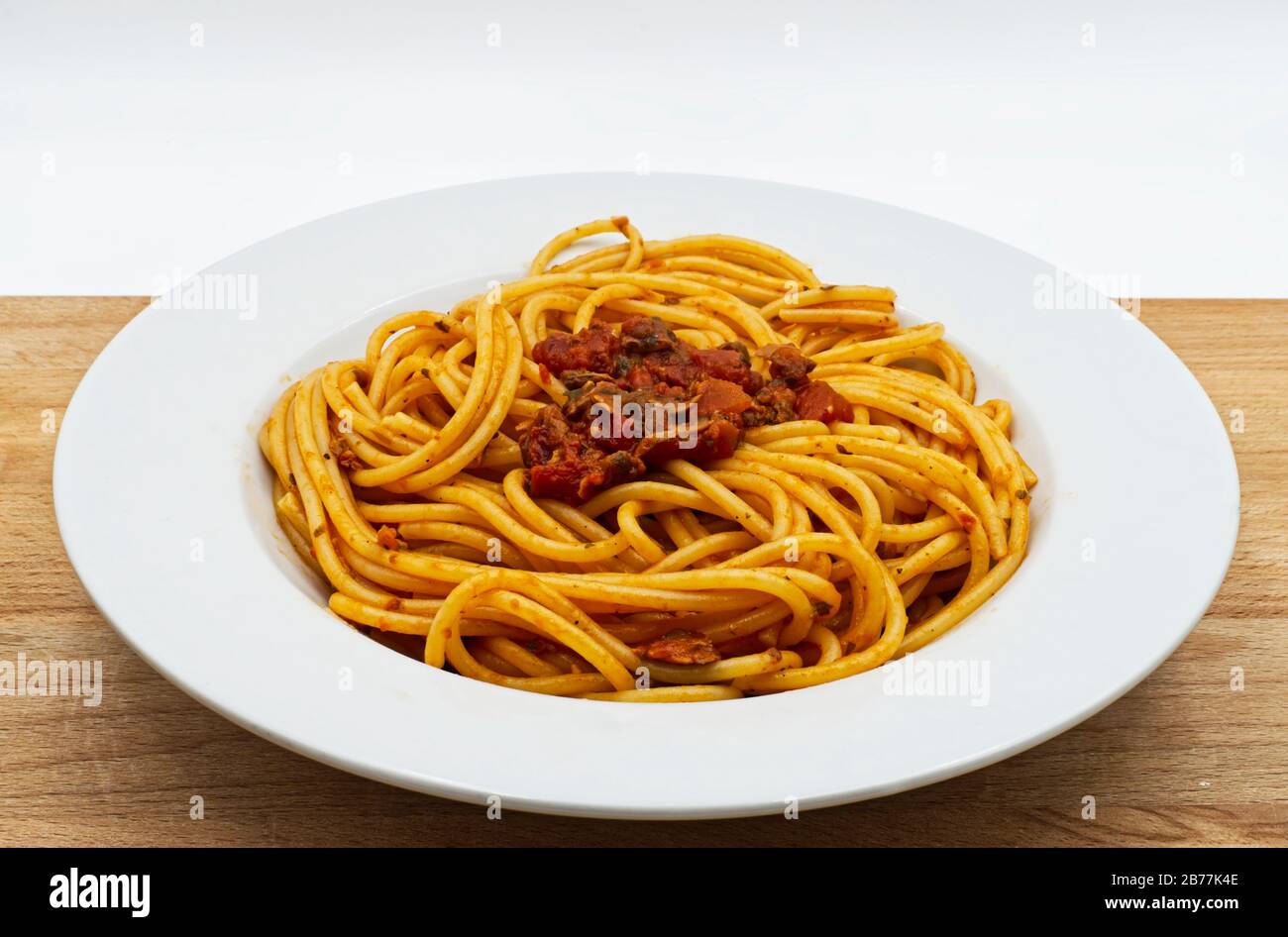 Italienische Pasta mit Meeresfrüchten und Muscheln. Spaghetti alle Vongole isoliert auf weiß Stockfoto