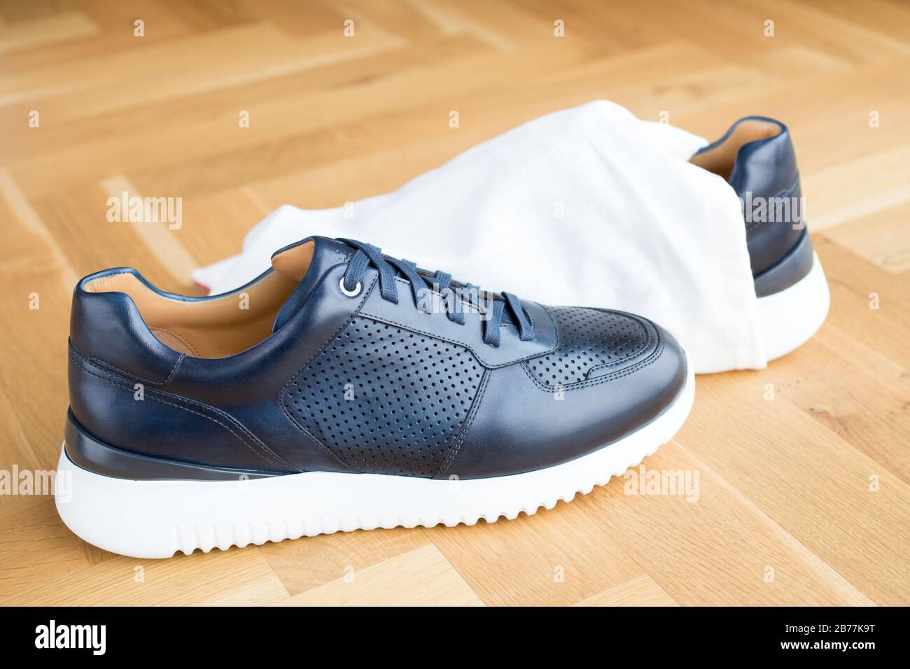 Trendige blau-lederne Herrenschuhe mit Schuhtasche, Vorrat und luxuriösen Herrenschuhen Stockfoto
