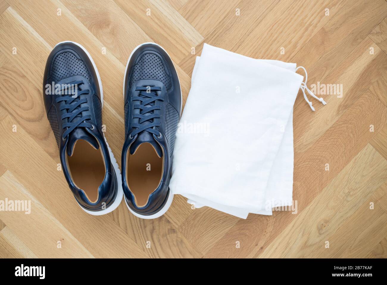 Trendige blau-lederne Herrenschuhe mit Schuhtasche, Vorrat und luxuriösen Herrenschuhen Stockfoto