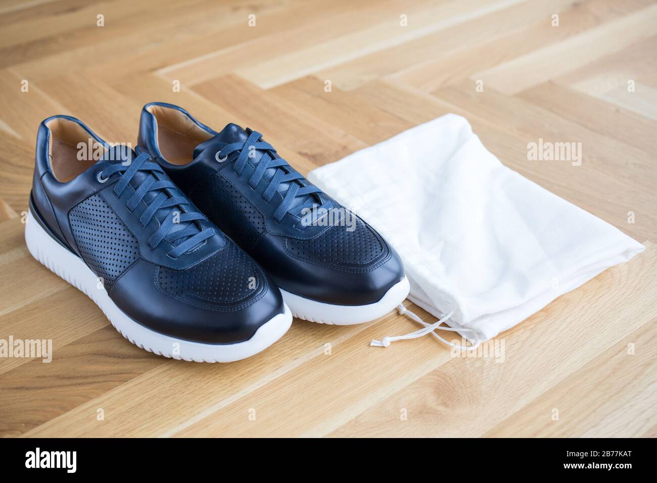 Trendige blau-lederne Herrenschuhe mit Schuhtasche, Vorrat und luxuriösen Herrenschuhen Stockfoto