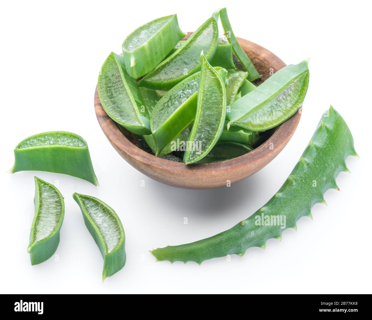 Frische Aloe vera Schichten in die hölzerne Schüssel auf weißem Hintergrund. Stockfoto