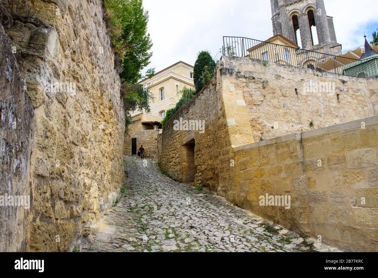 Saint-Émilion, FRANKREICH. September 2017. Dorf Saint-Émilion - UNESCO-Weltkulturerbe mit faszinierenden Kirchen und Ruinen Stockfoto