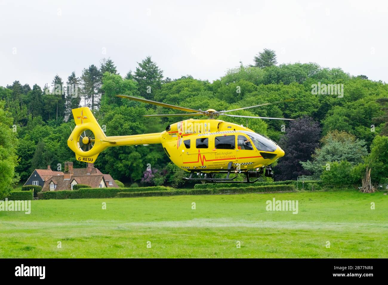 East Anglian Air Ambulance nimmt in Much Hadham, Hertfordshire, in Notfällen Teil. GROSSBRITANNIEN Stockfoto