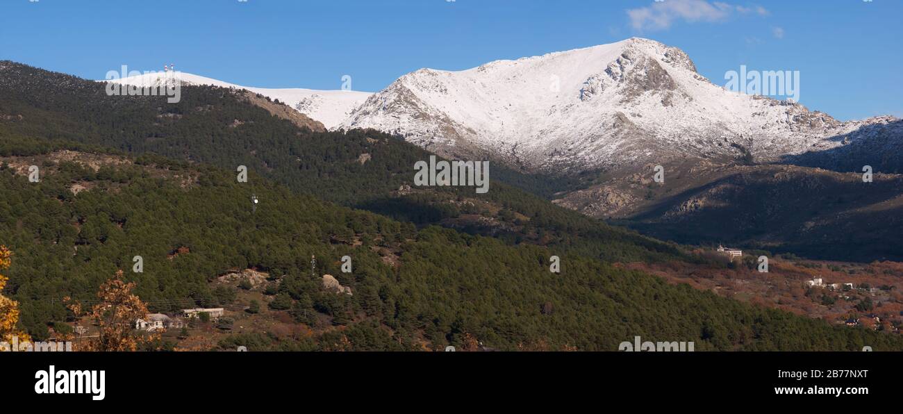 Panoramablick auf die Berge des Nationalparks Guadarrama in Madrid. Schneebedeckte Berge, Alto de las Guarramillas (Bola del Mundo) und Maliciosa Stockfoto