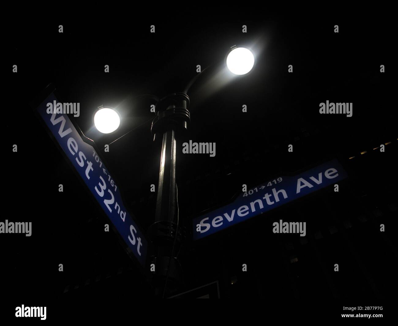 Ecke West 32nd Street und 7th Avenue, New York, bei Nacht Stockfoto