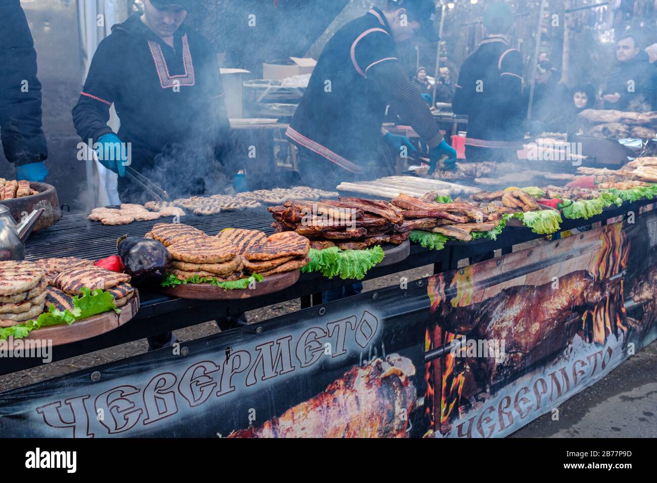 Grillrost und Bbqing im Freien beim internationalen Winterfestival, Yambol Bulgarien Stockfoto