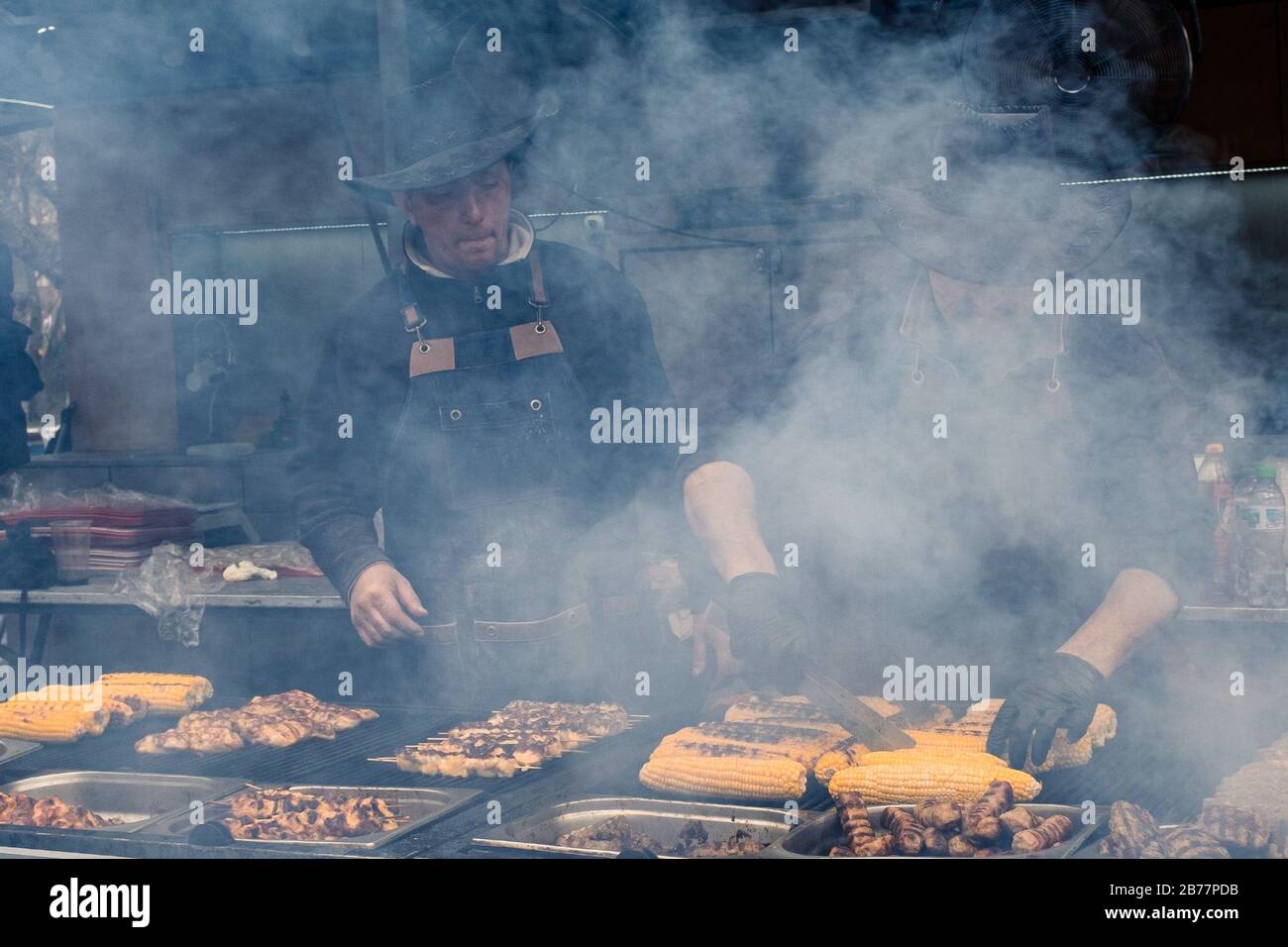 Grillrost und Bbqing im Freien beim internationalen Winterfestival, Yambol Bulgarien Stockfoto