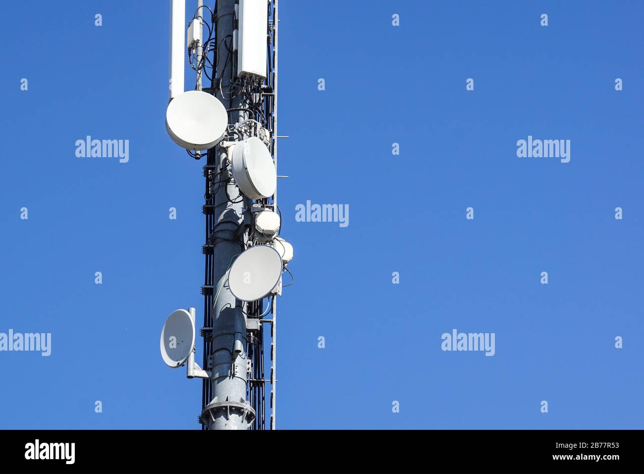 Telekommunikationsturm von 4G und 5G-Mobilfunkgeräten. Basisstation Des Zellstandorts. Funk-Antennen-Sender. Fernmeldeturm mit Stockfoto