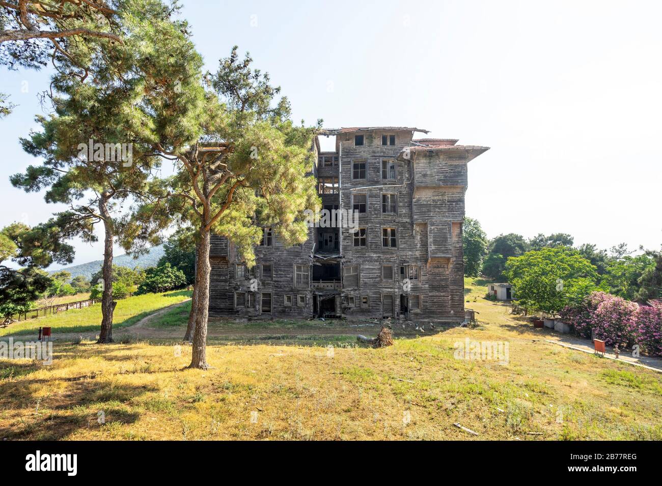 Blick auf das griechische orthodoxe Waisenhaus von Prinkipo in Buyukada. Buyukada ist ein Stadtviertel im Bezirk Adelar (Inseln) der Provinz Istanbul, Türkei. Stockfoto