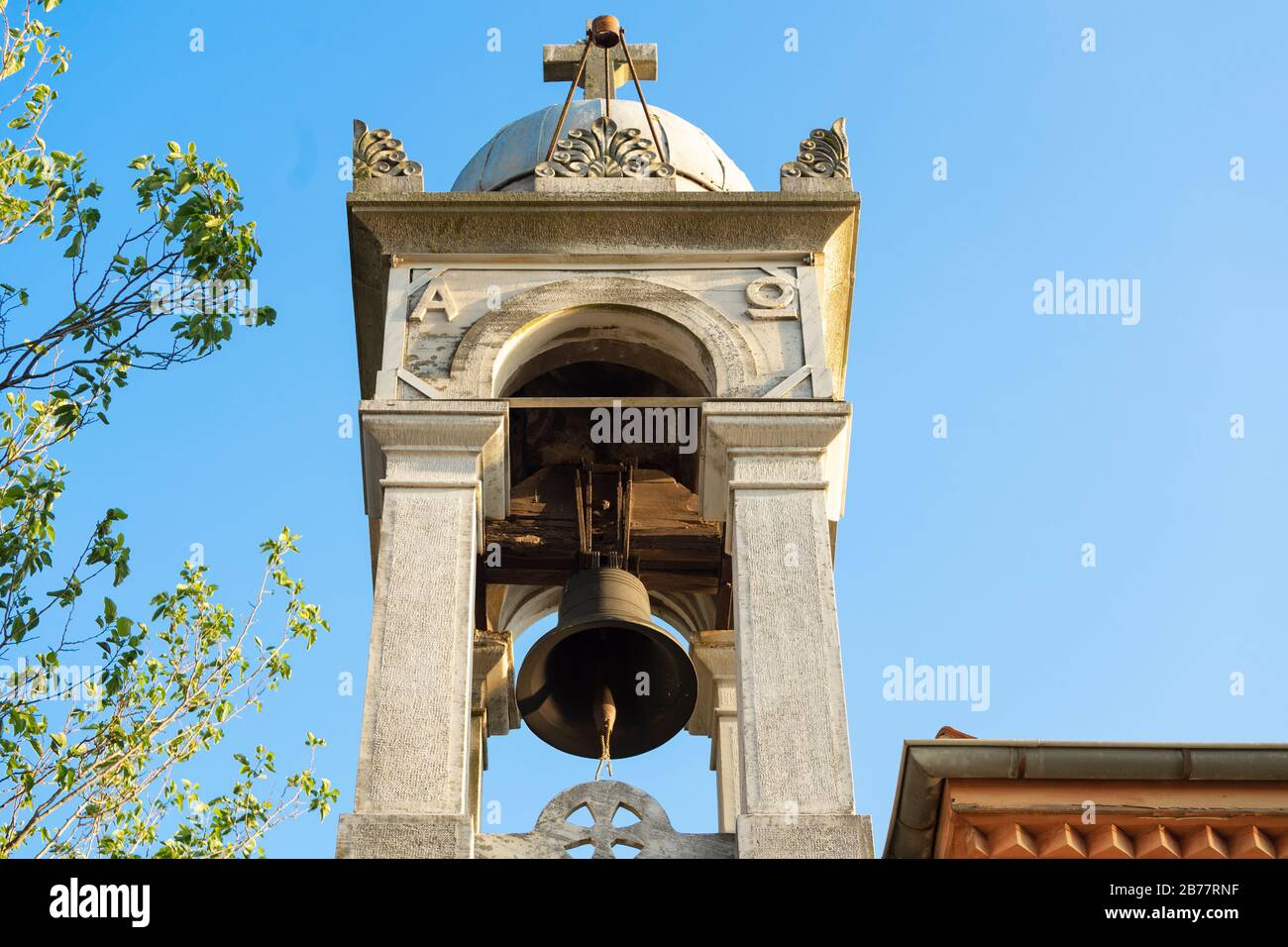 Nahansicht des Glockenturms gegen den blauen Himmel. Stockfoto