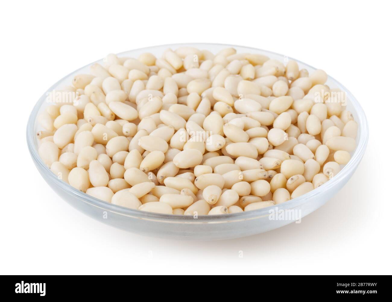 Cedar enthäutet Pinienkerne auf weißem Hintergrund mit Freistellungspfad isoliert Stockfoto