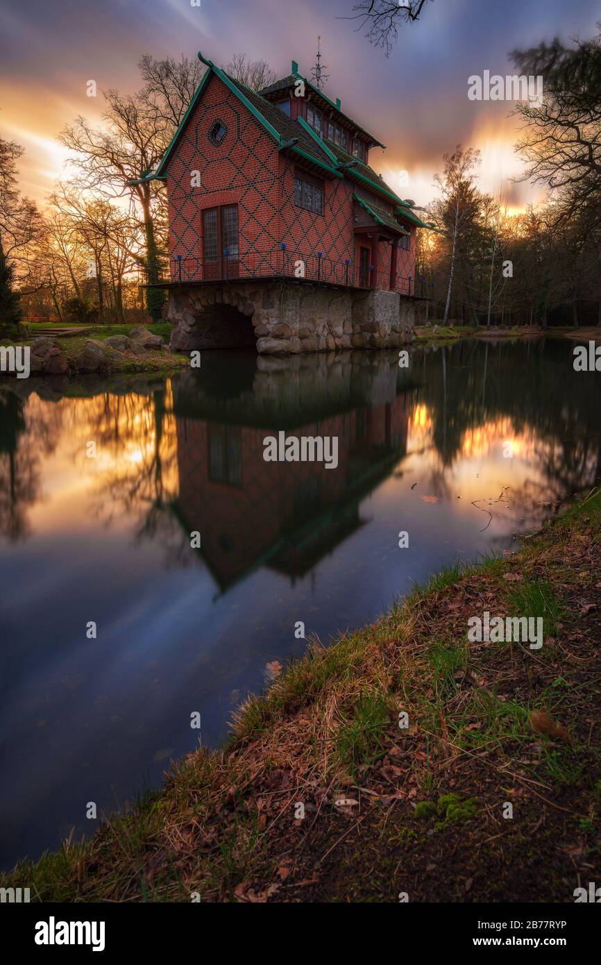 Strahlender Sonnenuntergang in einem Teehaus im Schlosspark, Oranienbaum. Stockfoto