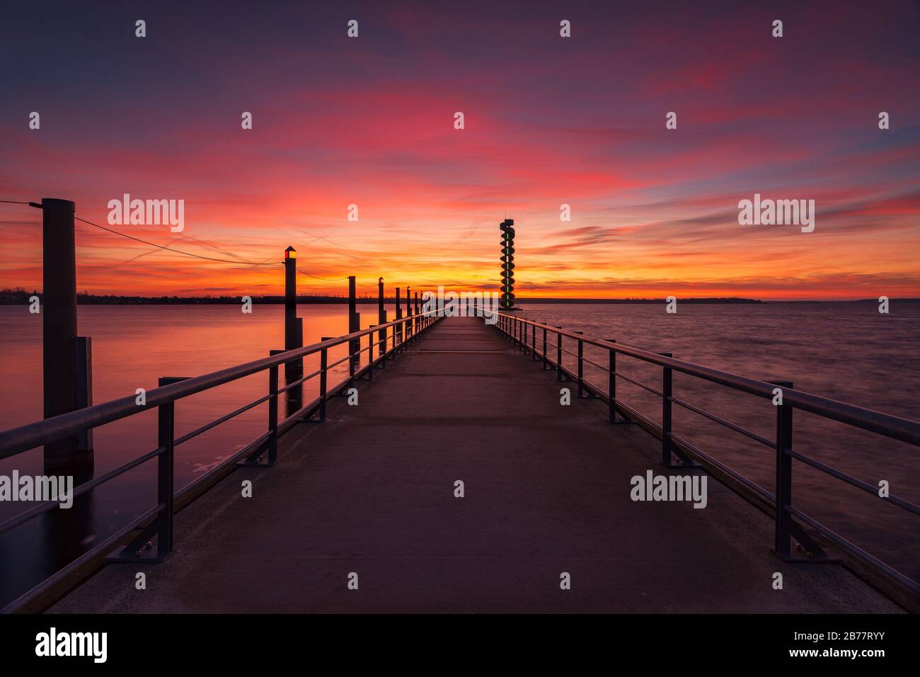 Sanfter Sonnenaufgang über dem goitzschen See an einem kalten Morgen. Stockfoto