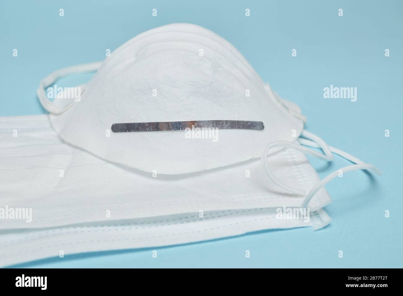 Die einmal-OP-Gesichtsmaske deckt Mund und Nase ab. Konzept für das Gesundheitswesen und die Medizin. Schutz vor Covid-19, Coronavirus, 2019-ncov, Corona-Virus. C Stockfoto