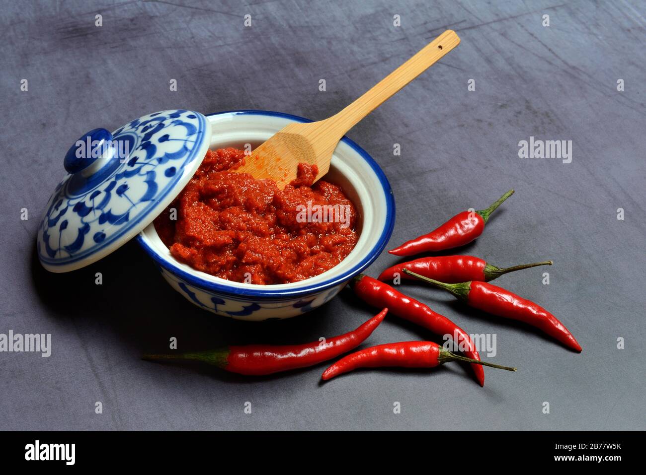 Rote Thai-Curry-Paste und rote Chili Paprika, Deutschland Stockfoto