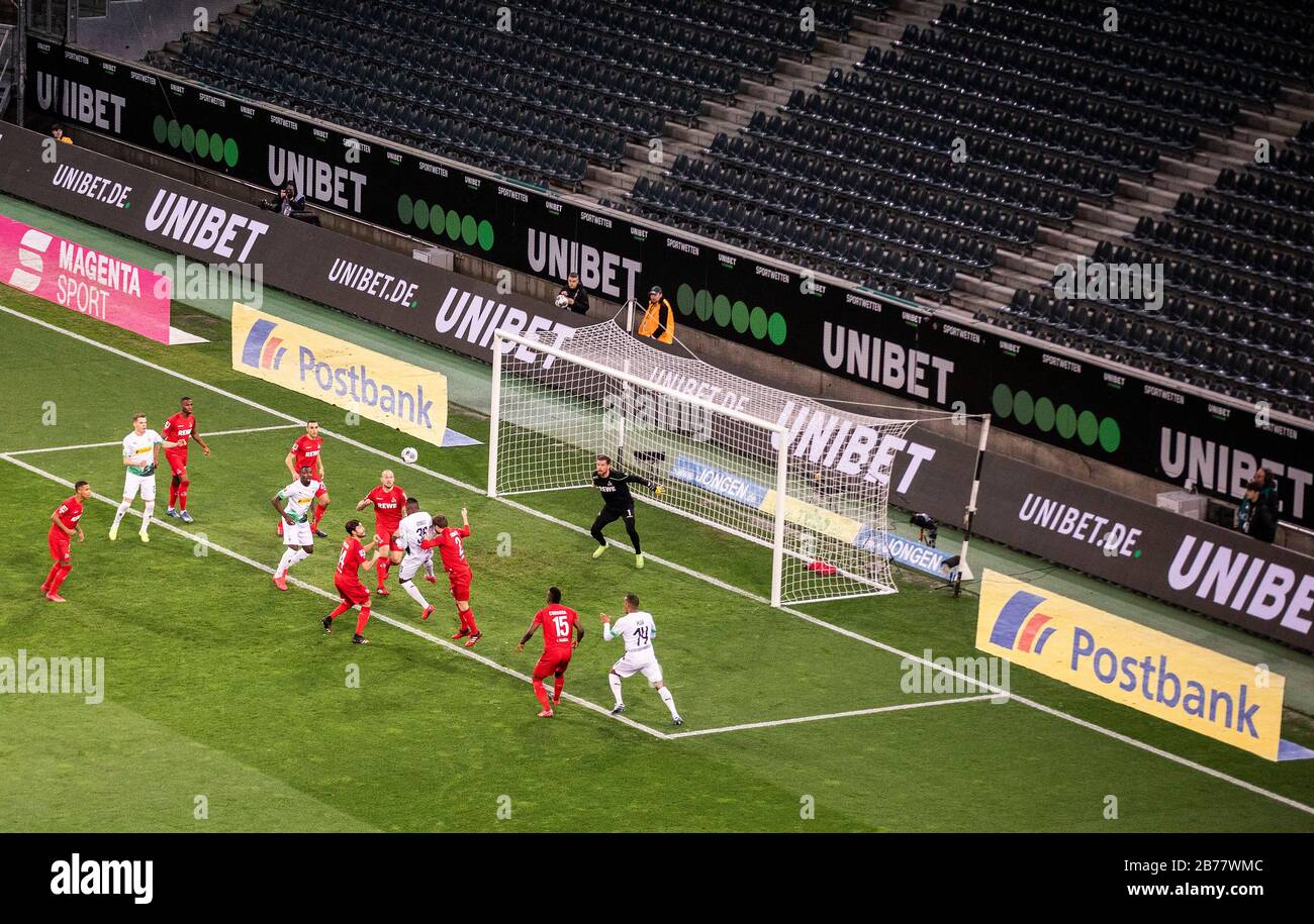 Mönchengladbach, Deutschland, Borussiapark, 11.03.2020: Spieler kämpfen während der BU um den Ball vor einem leeren Stadion mit leeren Plätzen, Nordkurve Stockfoto