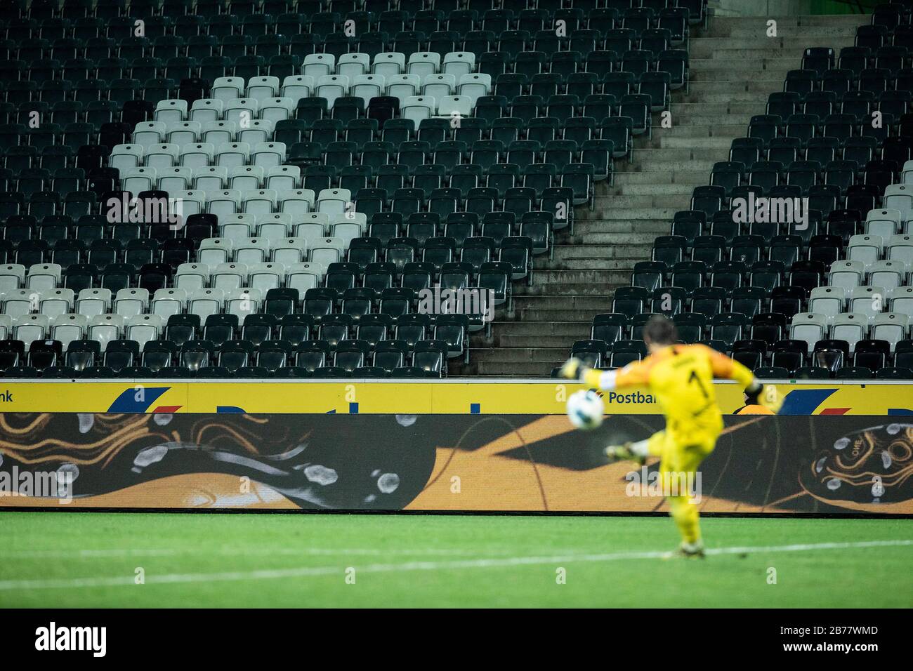 Mönchengladbach, Deutschland, Borussiapark, 11.03.2020: Torhüter Yann Sommer von Bor. Mönchengladbach tritt den Ball vor einem leeren Stadion mit e Stockfoto