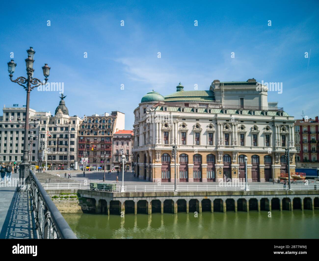 Bilbao, Biskaia, Spanien - 22. Mai 2019: Theater, Theater, Theater Arriaga, von der anderen Seite des Flusses Nervion aus gesehen Stockfoto