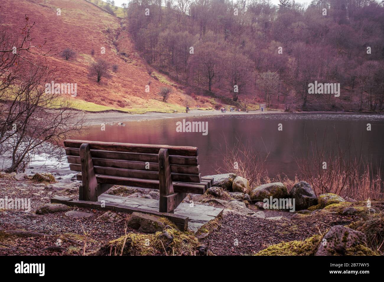 Holzbank mit Blick auf Grasmere, English Lake District Stockfoto
