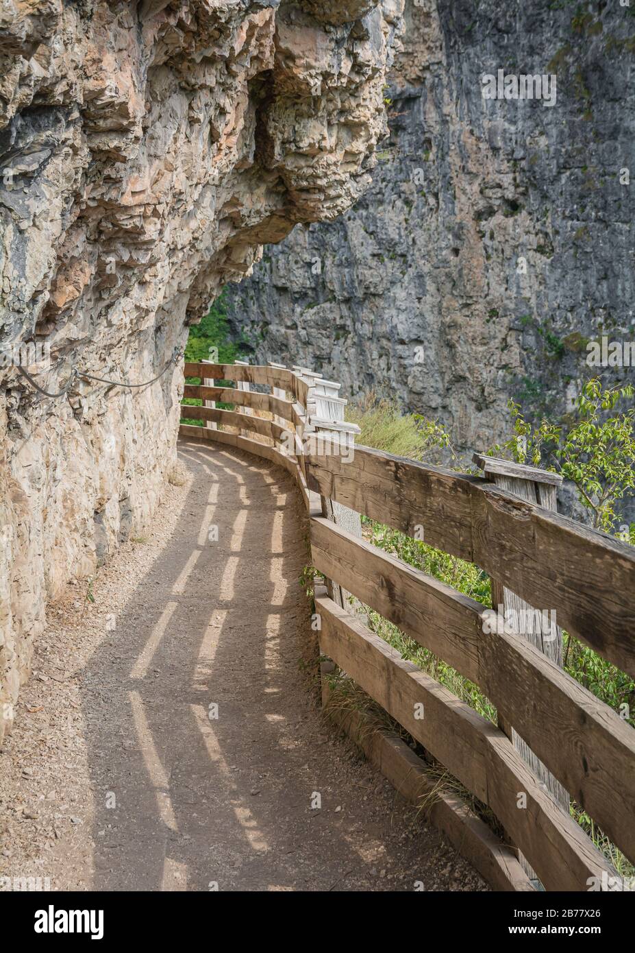 Panoramastrasse zum Heiligtum von San Romedio trentino, Trentino Alto adige, norditalien - Europa. Panoramaweg in den Fels gehauen Stockfoto