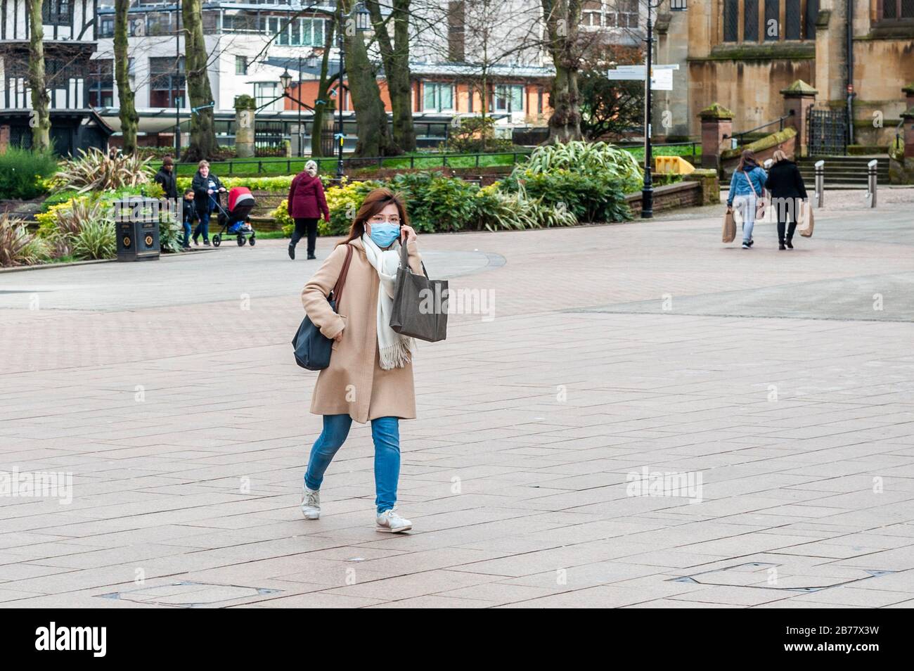 Coventry, West Midlands, Großbritannien. März 2020. Die Pandemie von Coronavirus, kurz Covid-19, zwang Käufer heute Morgen dazu, Schutzmasken in einer fast menschenleeren Innenstadt von Coventry zu tragen. Kredit: Andy Gibson/Alamy Live News Stockfoto