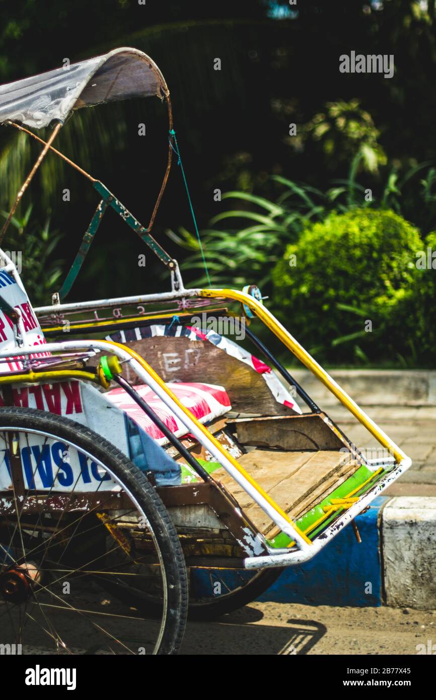 Indonesische traditionelle Transportmittel - Becak (Tuk-Tuk) oder Cycle Rikschhaw, warten auf Kunden Stockfoto